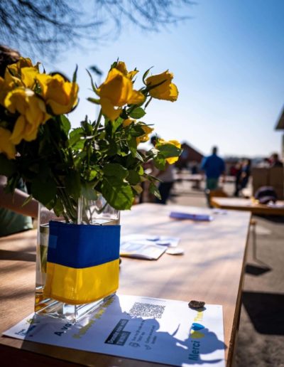 Des fleurs lors de la récolte de biens pour l'Ukraine